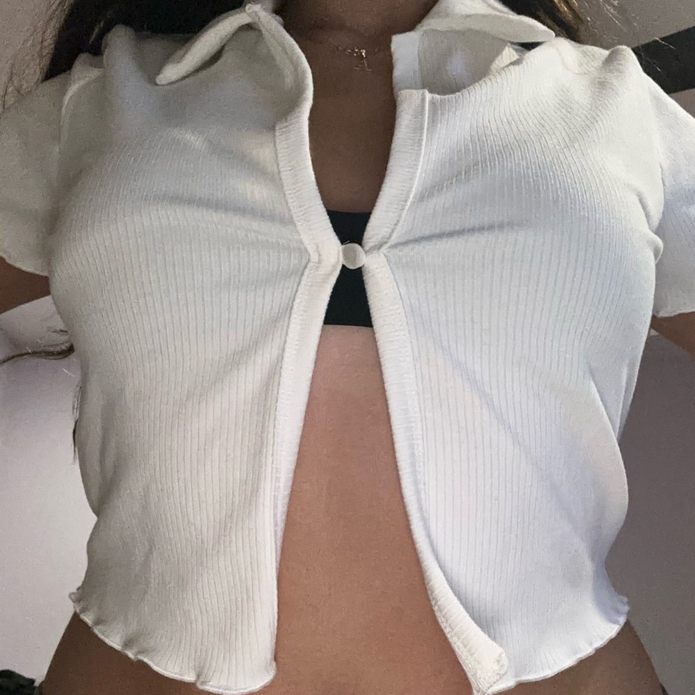 Knit Ribbed white open crop top, with a collar and a button.